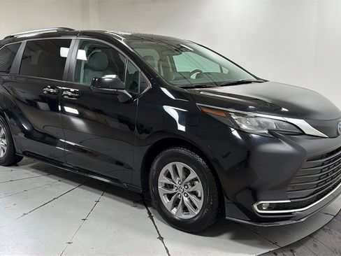 Used 2024 Toyota Sienna XLE image 3
