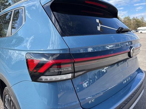 New 2026 Volkswagen Taos SE image 11