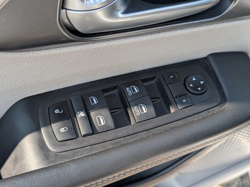 Used 2024 Chrysler Pacifica Limited FWD image 15