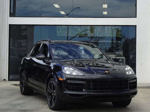 Used 2023 Porsche Cayenne Turbo S AWD/4WD image 10