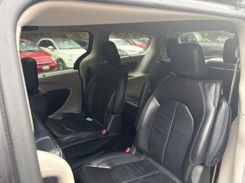 Used 2021 Chrysler Pacifica Touring-L image 16