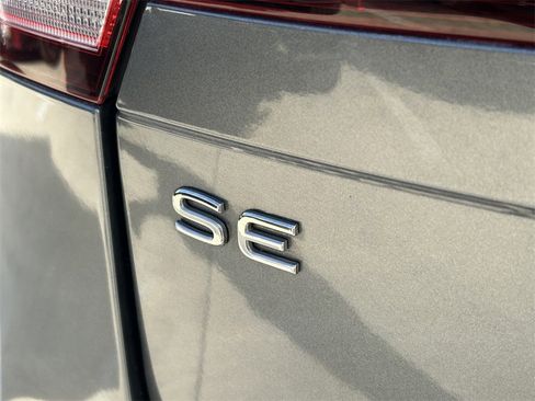 Used 2023 Volkswagen Tiguan SE image 13