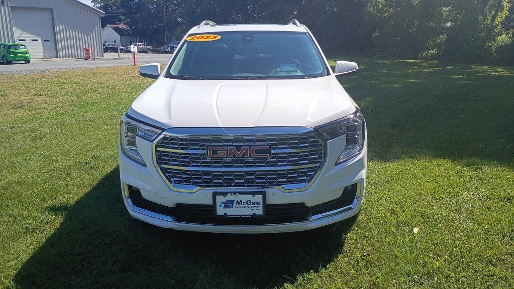 Used 2023 GMC Terrain Denali w/ Denali Premium Package AWD/4WD image 2