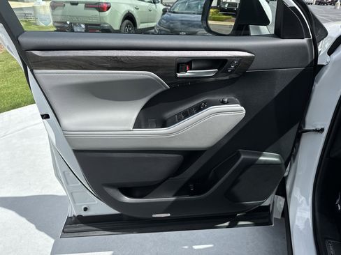 Used 2024 Toyota Highlander Limited image 14