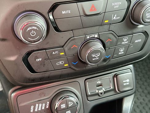 Used 2023 Jeep Renegade Trailhawk image 19