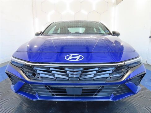 Used 2025 Hyundai Elantra Sport FWD image 3