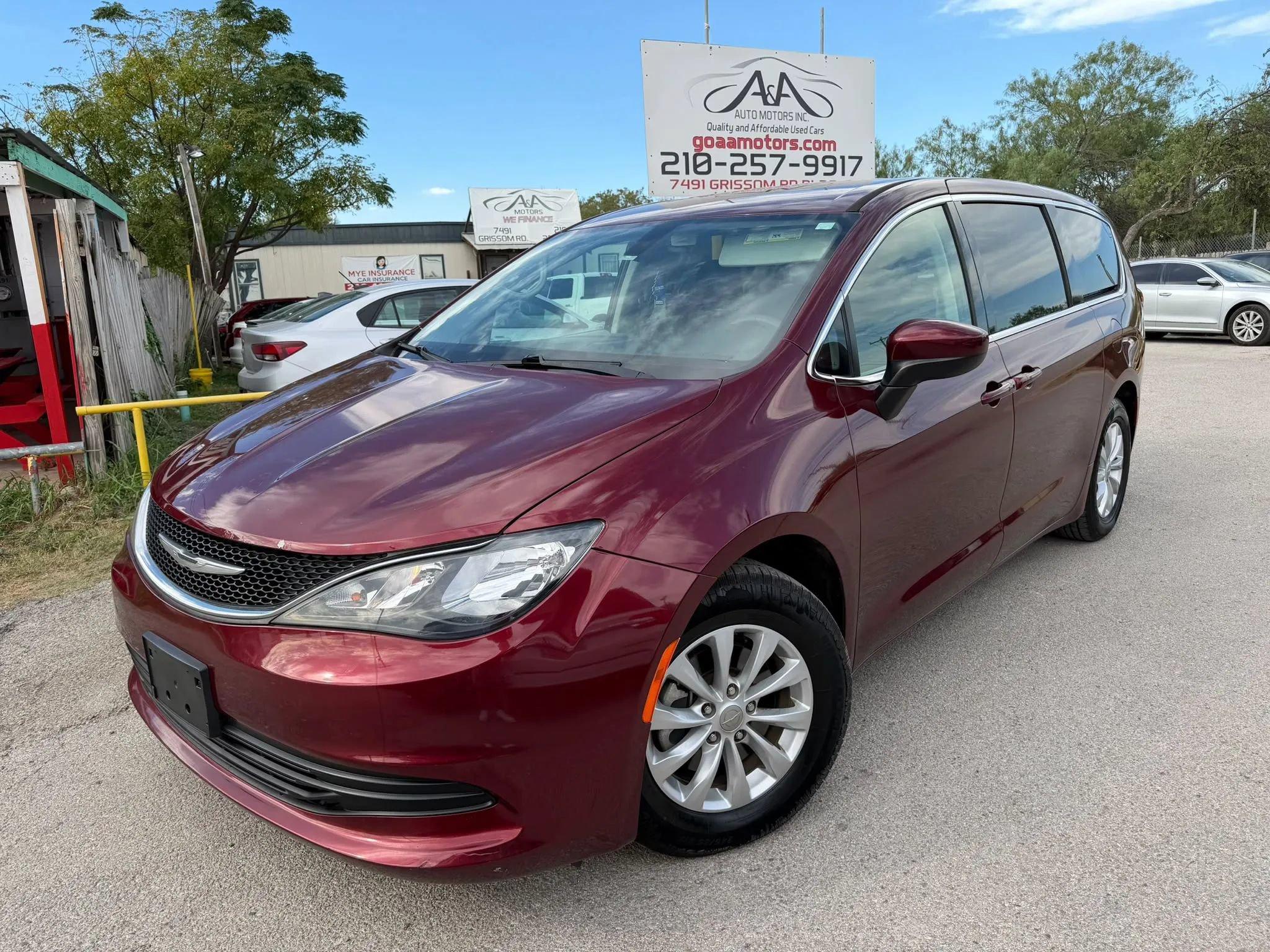 Used 2017 Chrysler Pacifica Touring FWD image 1