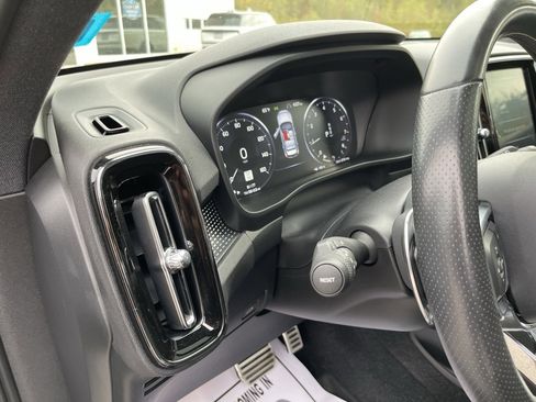 Used 2019 Volvo XC40 T5 R-Design image 25