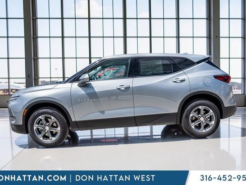 Used 2025 Chevrolet Blazer LT AWD/4WD image 2