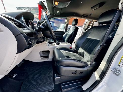 Used 2018 Dodge Grand Caravan SXT image 9