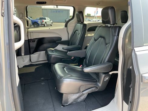 Used 2023 Chrysler Pacifica Touring-L FWD image 8
