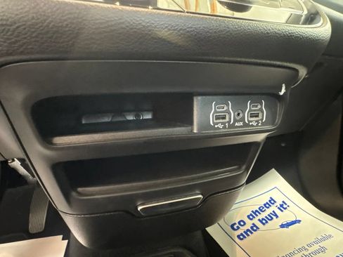 Used 2025 Chrysler Pacifica Select FWD image 19