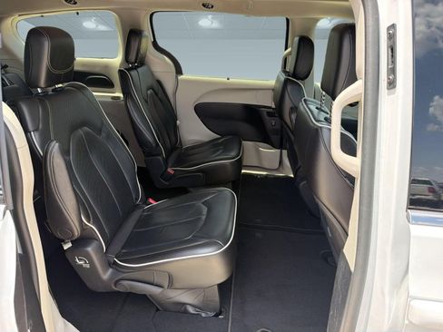 Used 2023 Chrysler Pacifica Limited FWD image 31