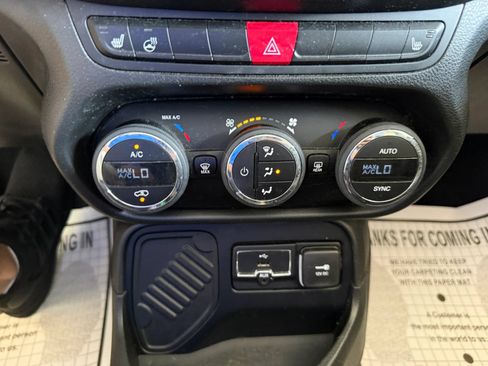 Used 2016 Jeep Renegade Limited FWD image 16