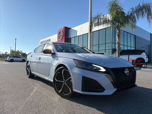 Used 2023 Nissan Altima 2.5 SR w/ SR Premium Package FWD image 1