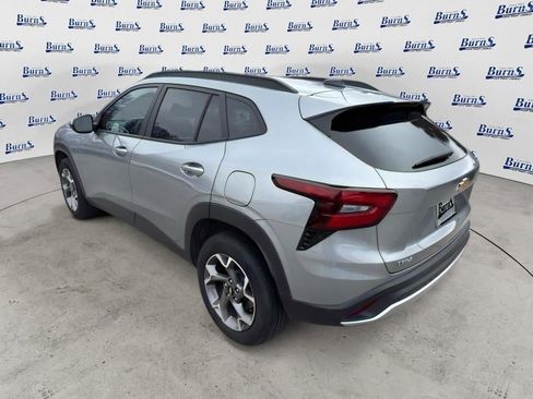 Used 2025 Chevrolet Trax LT w/ LT Convenience Package FWD image 5