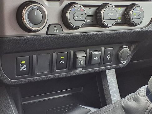 Used 2022 Toyota Tacoma TRD Off-Road image 24