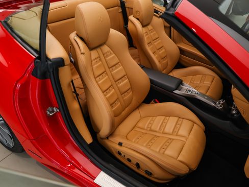Used 2011 Ferrari California RWD image 40
