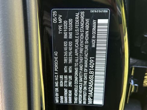 Certified 2025 Porsche Macan AWD/4WD image 32