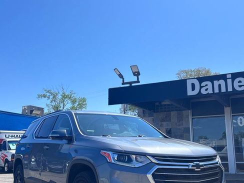 Used 2019 Chevrolet Traverse LT FWD image 2