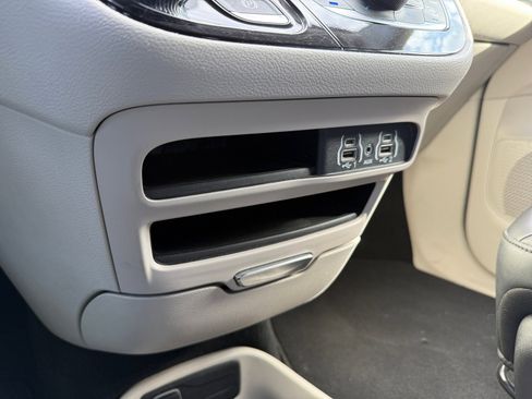 Used 2024 Chrysler Pacifica Touring-L image 17