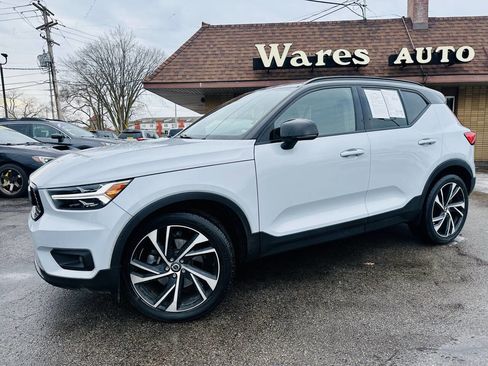 Used 2020 Volvo XC40 T5 R-Design image 1
