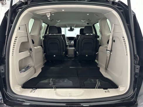 Used 2023 Chrysler Pacifica Touring-L image 52