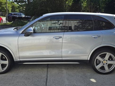 Used 2018 Porsche Cayenne Platinum Edition AWD/4WD image 2