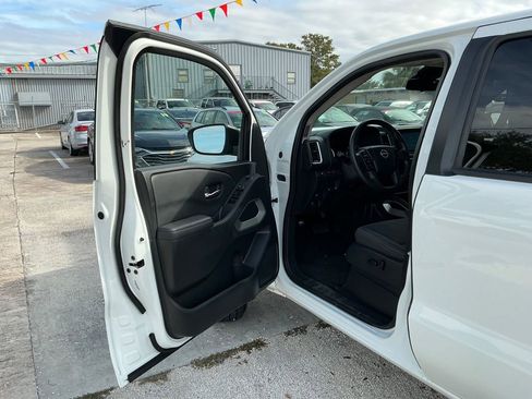 Used 2022 Nissan Frontier SV image 9