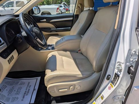 Used 2019 Toyota Highlander XLE AWD/4WD image 25