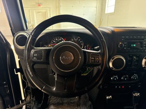 Used 2017 Jeep Wrangler Unlimited Sahara image 12