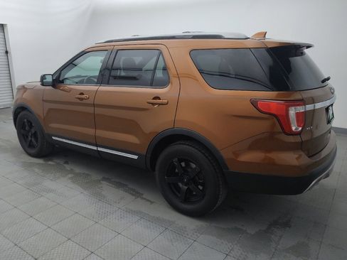 Used 2017 Ford Explorer XLT image 3