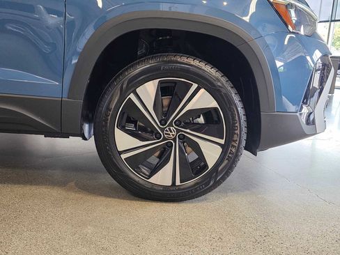 New 2025 Volkswagen Taos SE image 9