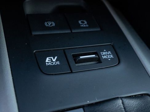 Used 2022 Toyota Venza LE image 26