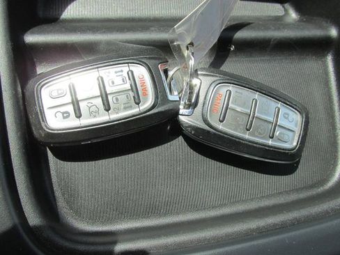 Used 2017 Chrysler Pacifica Touring-L FWD image 18