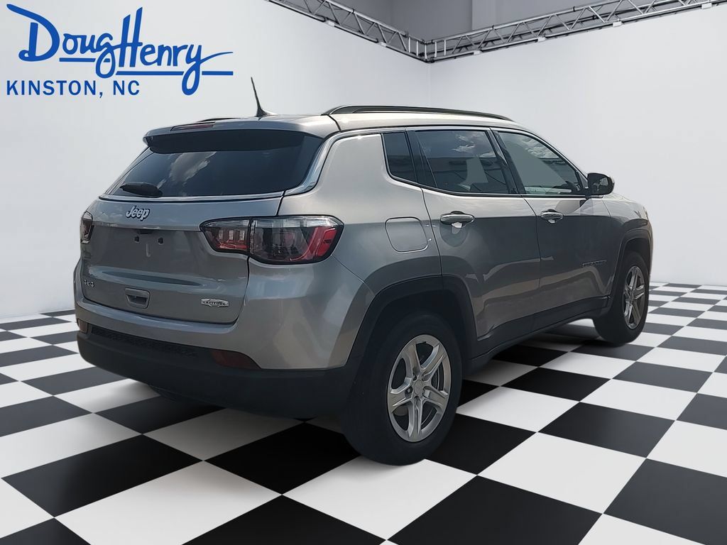 Used 2024 Jeep Compass Latitude AWD/4WD image 5