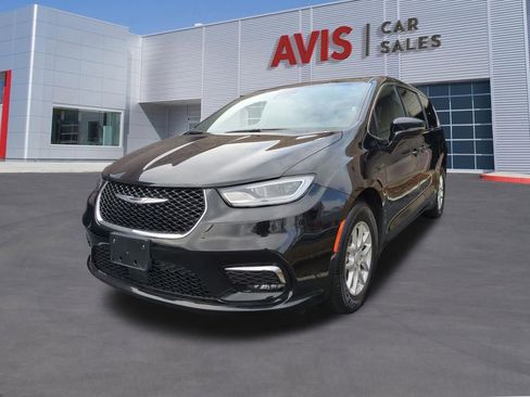 Used 2025 Chrysler Pacifica Select image 1