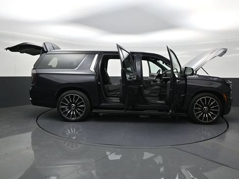 Used 2026 Chevrolet Suburban High Country AWD/4WD image 29