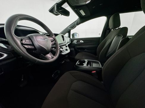 Used 2023 Chrysler Pacifica Touring FWD image 20