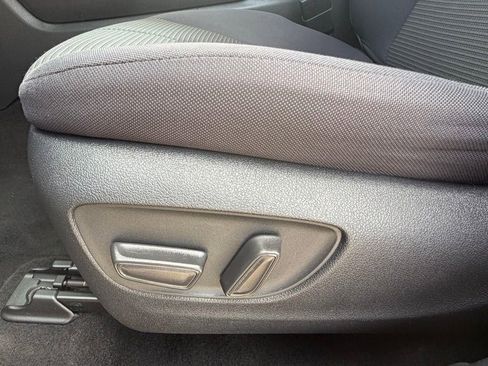 Used 2023 Toyota Highlander LE AWD/4WD image 13
