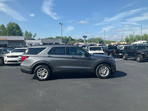 New 2026 Ford Explorer Active RWD image 4