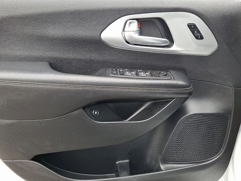Certified 2024 Chrysler Pacifica Limited FWD image 13