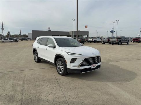 Used 2025 Buick Enclave Preferred image 2