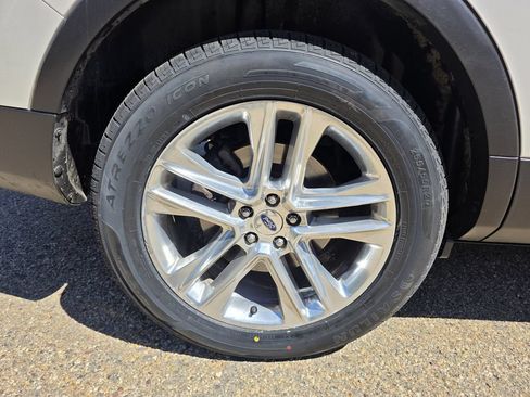 Used 2017 Ford Explorer XLT w/ Equipment Group 202A AWD/4WD image 47