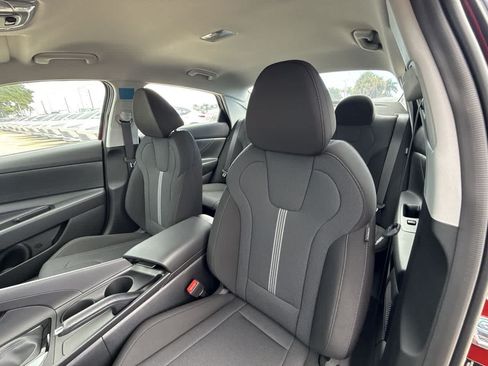 Used 2025 Hyundai Elantra SE FWD image 14