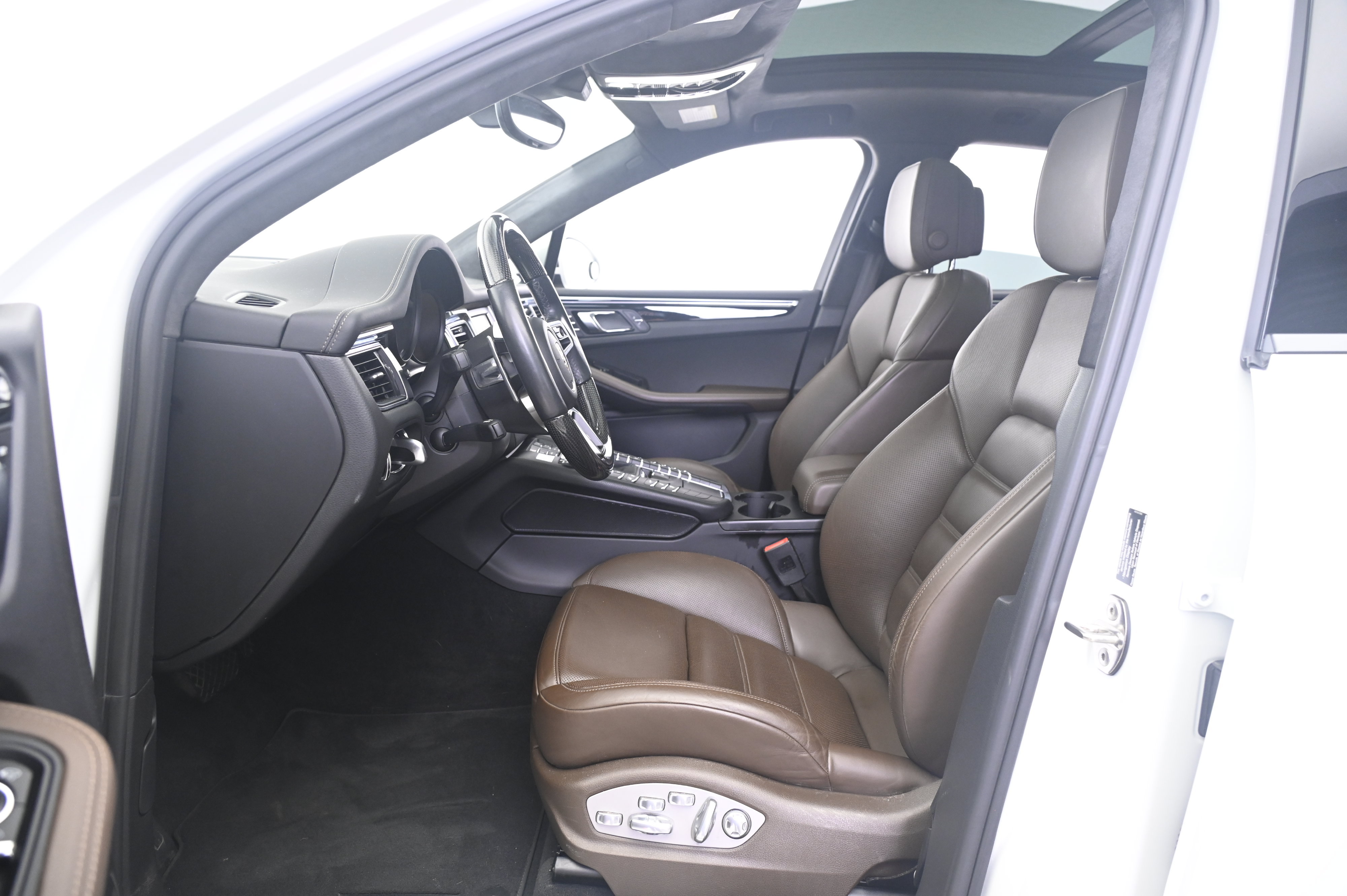 Used 2015 Porsche Macan Turbo AWD/4WD image 29