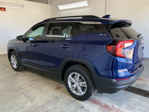 Used 2022 GMC Terrain SLE w/ Driver Convenience Package image 4