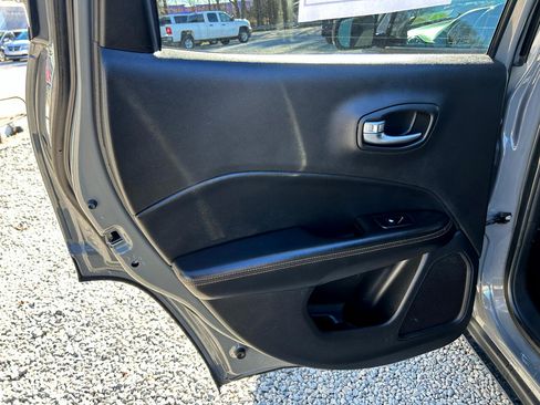 Used 2019 Jeep Compass Limited image 12