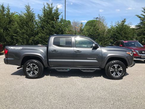 Used 2019 Toyota Tacoma TRD Sport AWD/4WD image 8