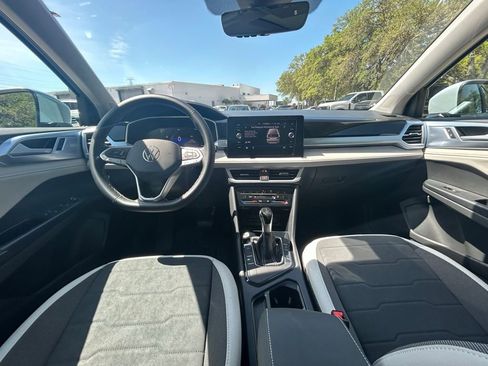 Certified 2025 Volkswagen Taos SE w/ Panoramic Sunroof Package FWD image 9
